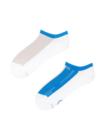 Graue und blaue funktionelle Sneakersocken