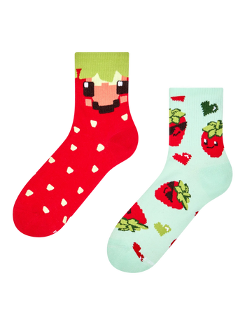 Lustige Crewsocken Pixel-Erdbeeren