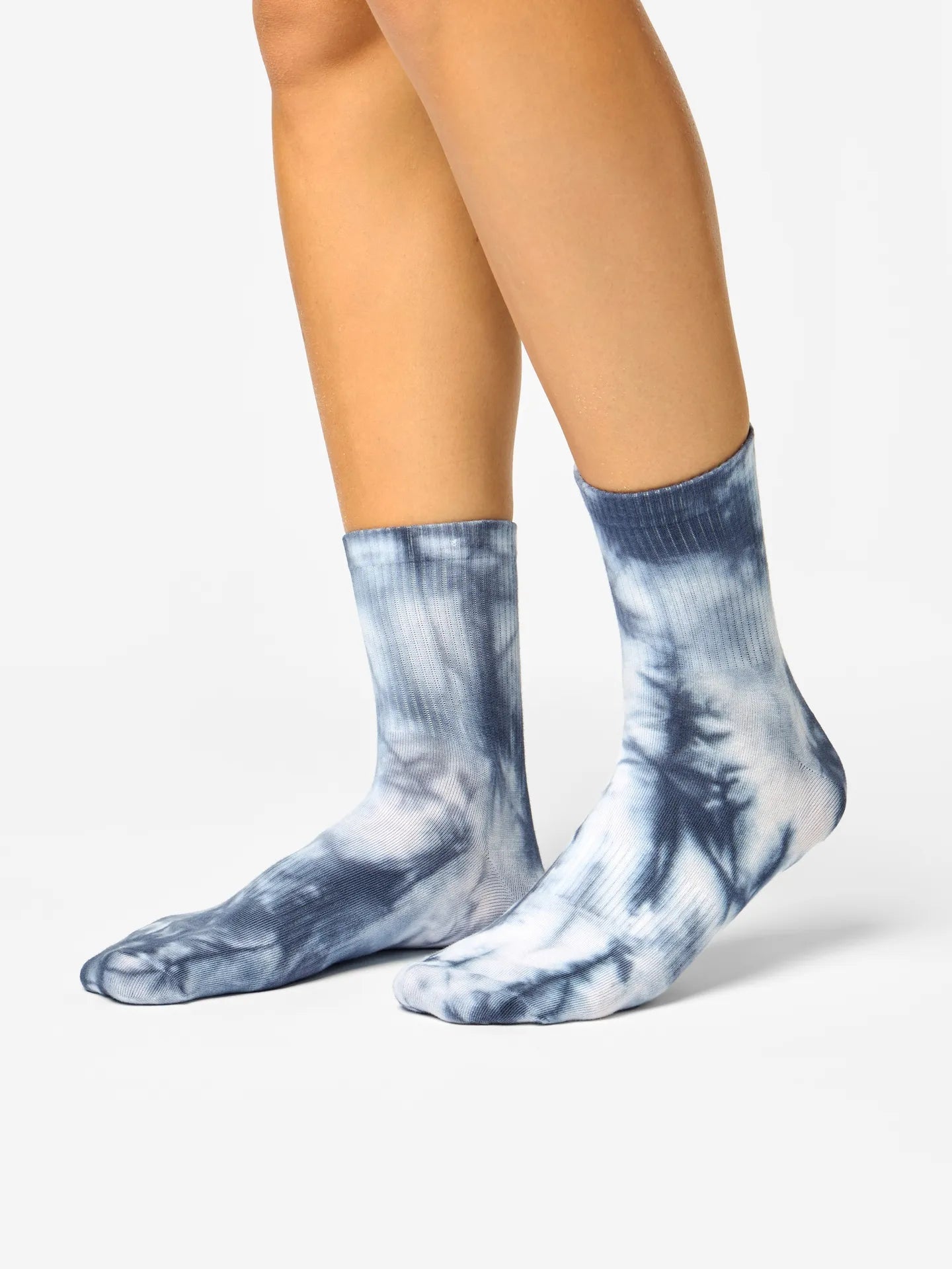grey-blue-tie-dyed-crew-socks-5f/5f195aa9831a7839ba515eb46d4adc25151db070