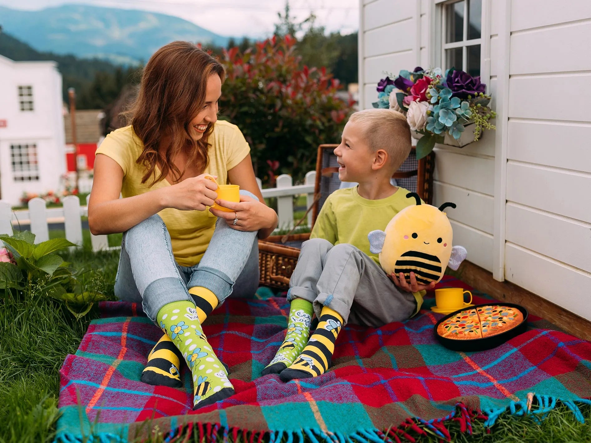 regular-socks-bee-happy-7e/7e93be6356cafca19fc2440086b67c752a0cb675