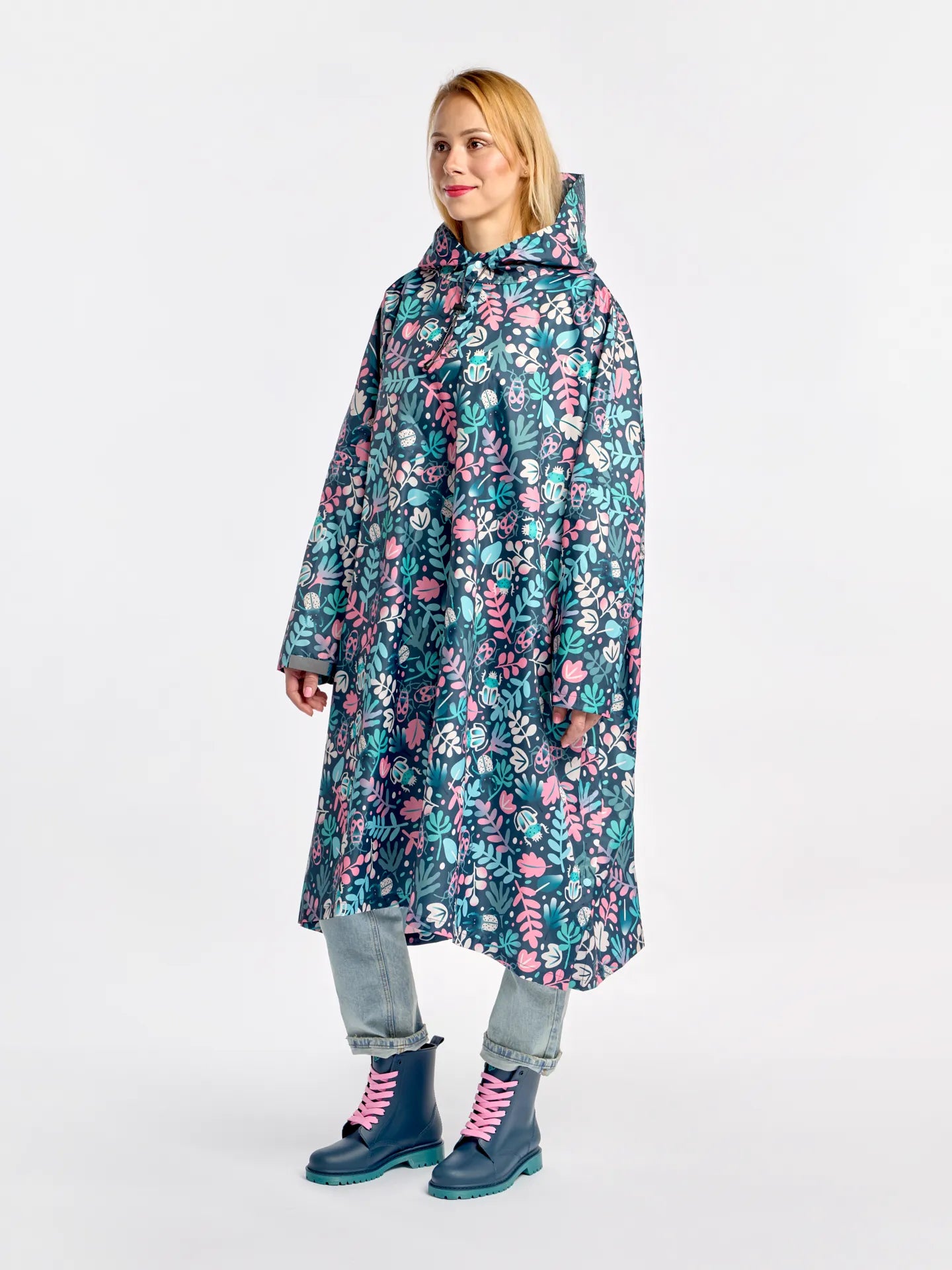 raincoat-leaves-bugs-5f/5f45396693a3a827e8aeb7ac3f4dd17f7740b685