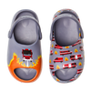 Lustige chunky Baby-Clog-Sandalen Feuerwehrleute in Aktion