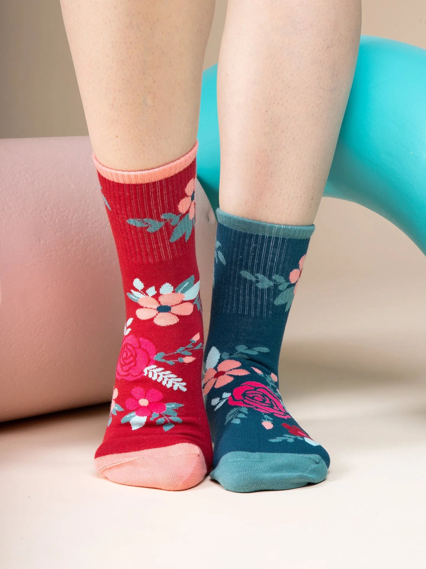 crew-socks-rosehip-flowers-02-74/74c543ee30da1a27abc3c835bb79b396b011a55c