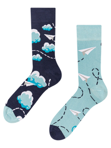 Lustige Bambussocken Papierflugzeuge und Wolken