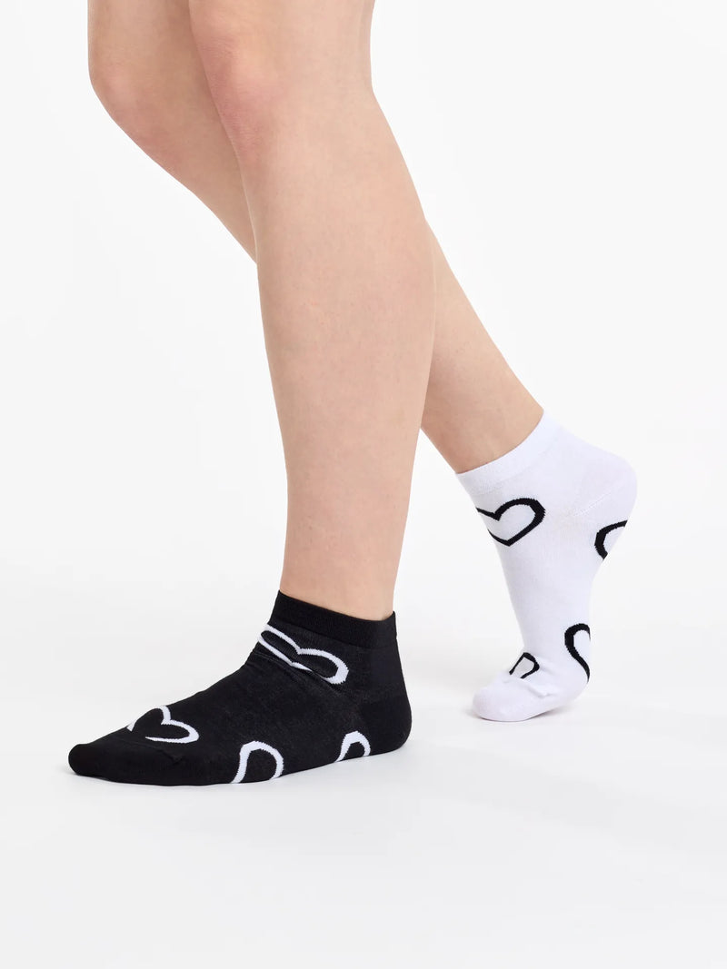 ankle-socks-black-white-hearts-02-91/91969aeec4da8e29a6147e8e66ca9f86fa1c60d6