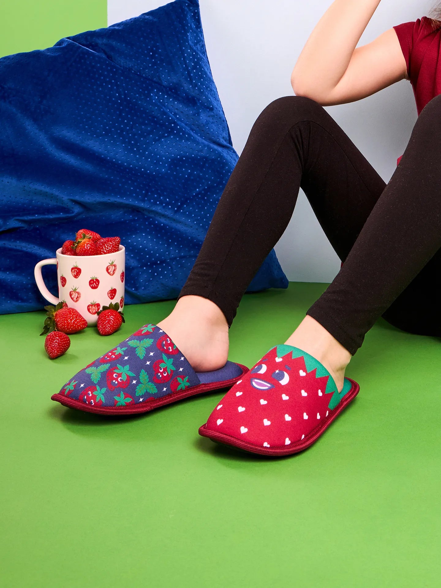 kids-slippers-happy-strawberries-b6/b6437110302a26fc21340131d65082f677fd80a7