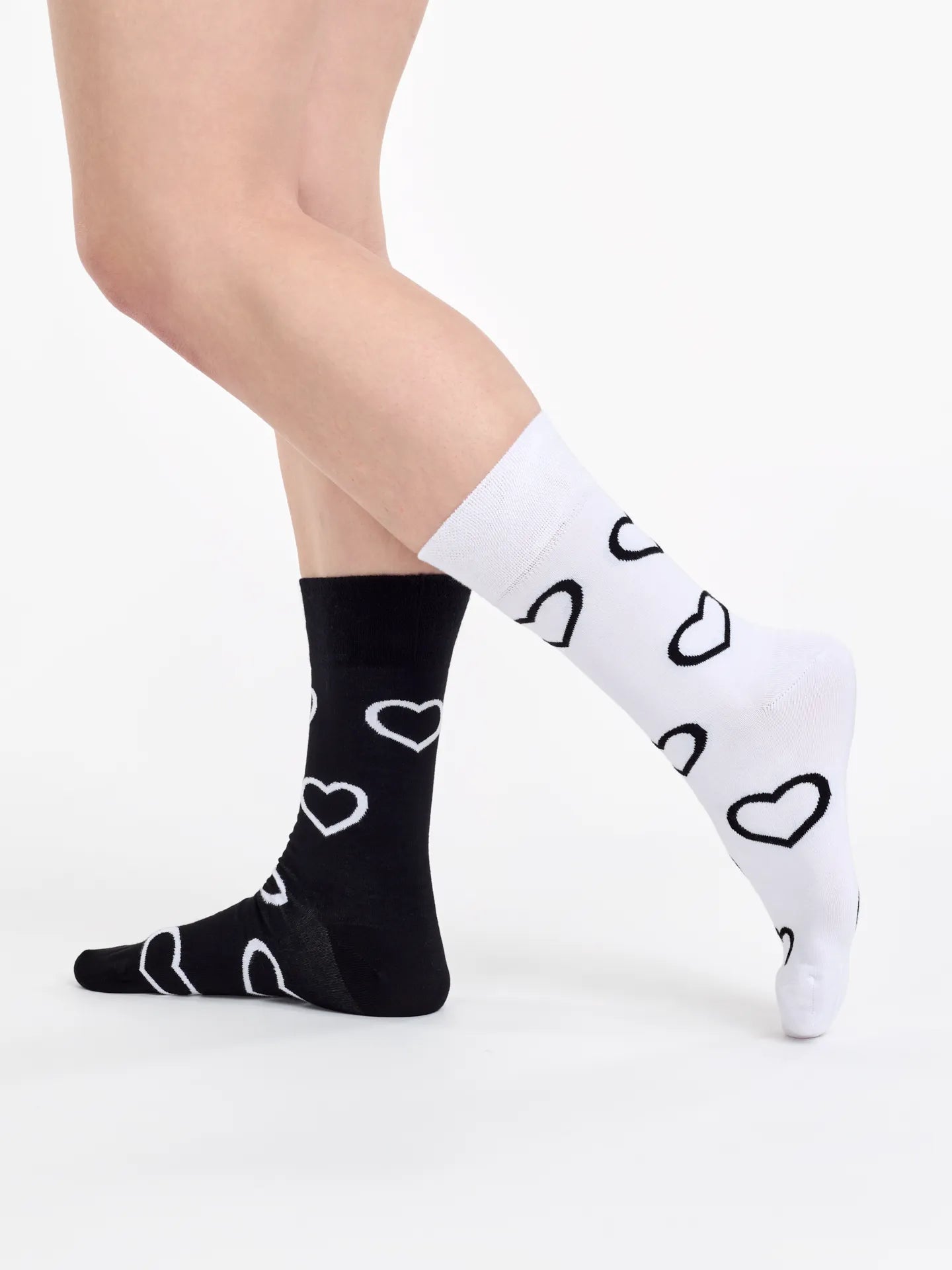 bamboo-regular-socks-black-white-hearts-okt-cf/cf90733c6165627aa15cfcd897590daea6de6f41