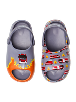 Lustige chunky Baby-Clog-Sandalen Feuerwehrleute in Aktion
