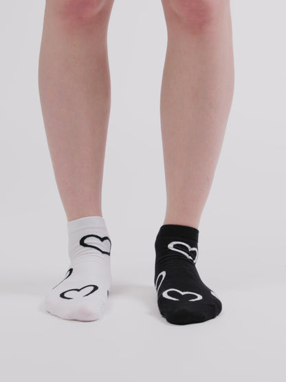 Lustige Knöchelsocken Schwarze und weiße Herzen