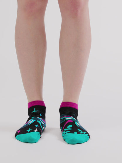 Lustige Knöchelsocken Libellen in der Nacht